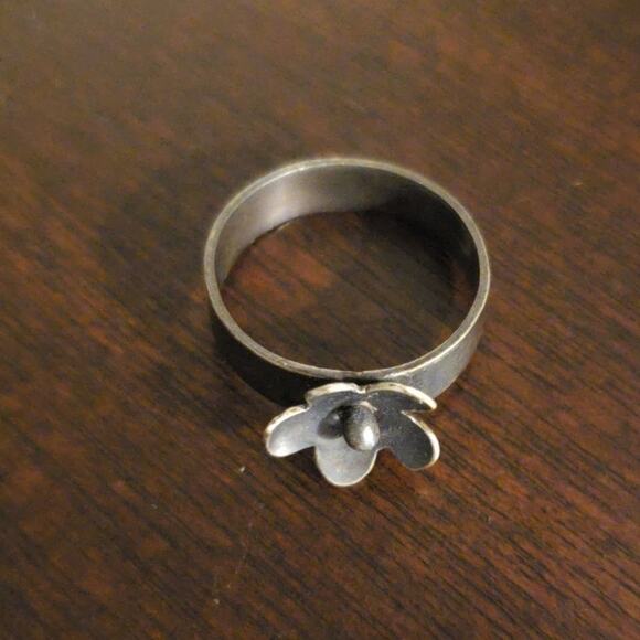 Handmade Argentium Silver Oxidized Flower Ring, size 8.25 - Picture 7 of 7